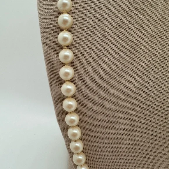 Vintage gold tone flower clasp faux crème colored pearl necklace - Picture 5 of 6